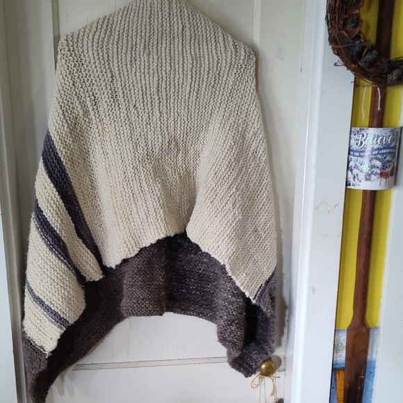 Cozy Knit Women's  spun Wool Sweater - Cream and Gray - Picture 3 of 4
